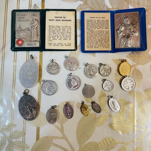 Lot Of 19 VTG  Religious Christian Holy Medal Cross Pendants Prayer Amulet - Picture 2 of 7
